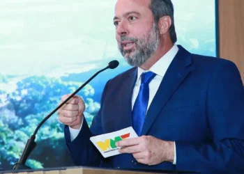 O Brasil retomou investimentos em hidrelétricas com leilão de PCHs e avalia construir uma nova usina binacional com a Bolívia, no Rio Madeira, segundo o ministro Alexandre Silveira.