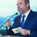 O Brasil retomou investimentos em hidrelétricas com leilão de PCHs e avalia construir uma nova usina binacional com a Bolívia, no Rio Madeira, segundo o ministro Alexandre Silveira.
