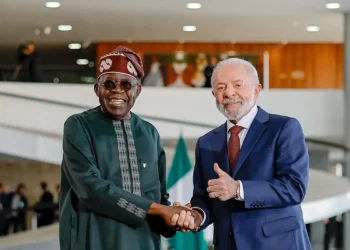 Lula recebeu o presidente da Nigéria, Bola Tinubu, e anunciou acordos para ampliar o comércio entre Brasil e Nigéria. Cooperação envolve agricultura, petróleo, ciência, tecnologia e voo direto São Paulo-Lagos.