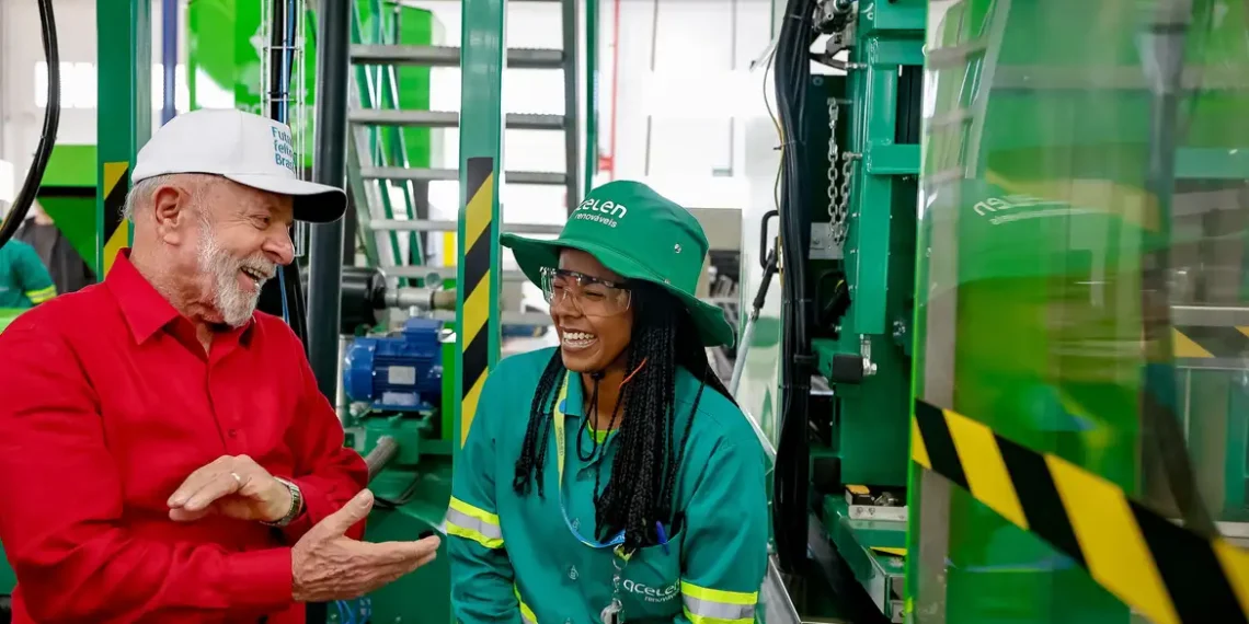 Agricultora de Montes Claros é destaque em projeto de biocombustível com macaúba. Lula chama Maria Eunice de “revolucionária” em evento da Acelen Renováveis.