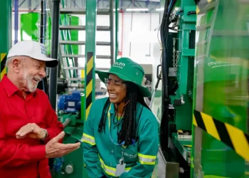 Agricultora de Montes Claros é destaque em projeto de biocombustível com macaúba. Lula chama Maria Eunice de “revolucionária” em evento da Acelen Renováveis.