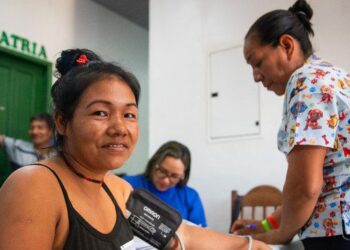 Mutirão do programa “Agora Tem Especialistas” leva cirurgias, consultas e exames a aldeias indígenas da Amazônia, beneficiando mais de 12,5 mil pessoas em áreas de difícil acesso.