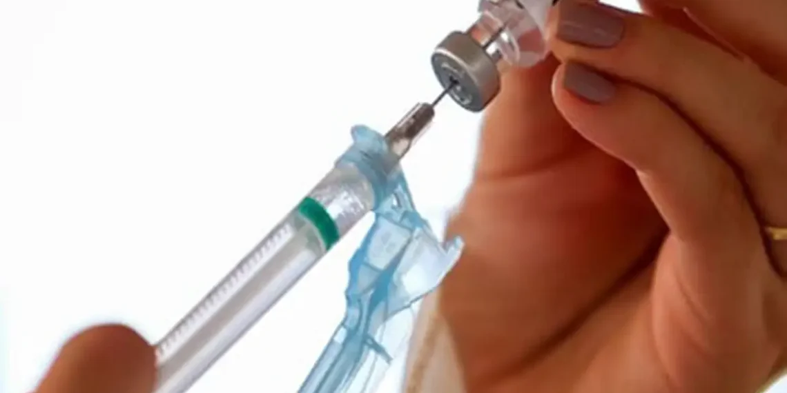 Estudo científico revela que a vacina contra herpes-zóster reduz risco de doenças cardiovasculares em adultos, reforçando potencial preventivo da imunização para saúde cardíaca.