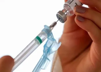 Estudo científico revela que a vacina contra herpes-zóster reduz risco de doenças cardiovasculares em adultos, reforçando potencial preventivo da imunização para saúde cardíaca.