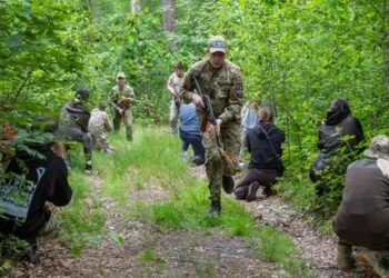 Ucrânia criará programa de instrução militar para adolescentes de 14 anos, buscando formar cultura de resistência em meio a dificuldades no recrutamento militar.