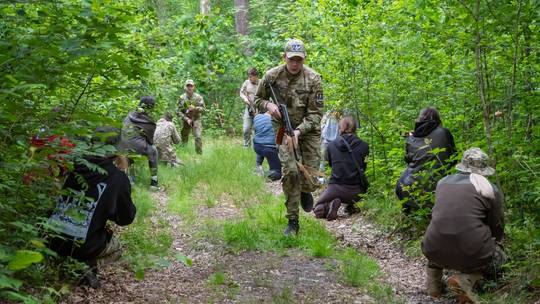 Ucrânia criará programa de instrução militar para adolescentes de 14 anos, buscando formar cultura de resistência em meio a dificuldades no recrutamento militar.
