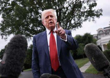 Trump diz que aumentará tarifas sobre importações da Índia em resposta à compra de petróleo russo; medida será anunciada nas próximas 24h.