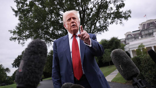 Trump diz que aumentará tarifas sobre importações da Índia em resposta à compra de petróleo russo; medida será anunciada nas próximas 24h.