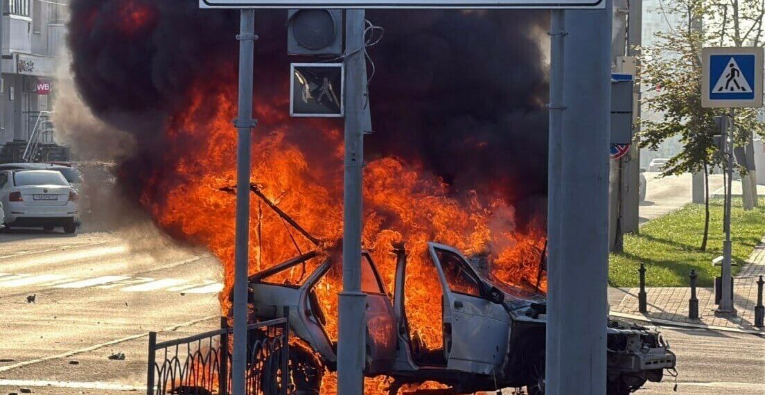 Três civis ficaram feridos em Belgorod, na Rússia, após ataque com drones das Forças Armadas da Ucrânia. Um carro foi incendiado e um prédio governamental também foi atingido.