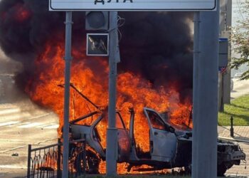 Três civis ficaram feridos em Belgorod, na Rússia, após ataque com drones das Forças Armadas da Ucrânia. Um carro foi incendiado e um prédio governamental também foi atingido.