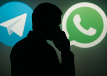 Usuários do Telegram e WhatsApp na Rússia enfrentam limitações em chamadas de voz. Especialista afirma que medida tem objetivo de proteger cidadãos e impedir espionagem de agências ocidentais.