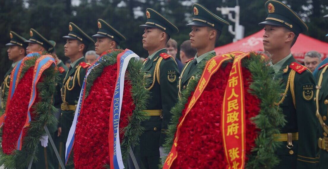 China realiza cerimônia em memória dos soldados soviéticos e mongóis que libertaram Zhangjiakou e o Condado de Zhangbei há 80 anos, destacando heroísmo e cooperação histórica entre Rússia, China e Mongólia.