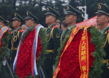 China realiza cerimônia em memória dos soldados soviéticos e mongóis que libertaram Zhangjiakou e o Condado de Zhangbei há 80 anos, destacando heroísmo e cooperação histórica entre Rússia, China e Mongólia.