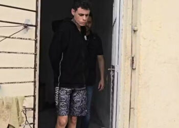 Hacker Cayo Lucas é preso em Olinda por invadir sistemas governamentais e lucrar mais de R$ 500 mil com dados ilegais. Ele nega ameaças a youtuber, mas é investigado por exploração infantil e crimes cibernéticos.
