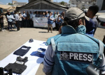 Fotojornalista Valerie Zink pede demissão da Reuters após oito anos, acusando a agência de justificar assassinatos de jornalistas em Gaza e de publicar alegações sem provas ligando repórteres a grupos armados.