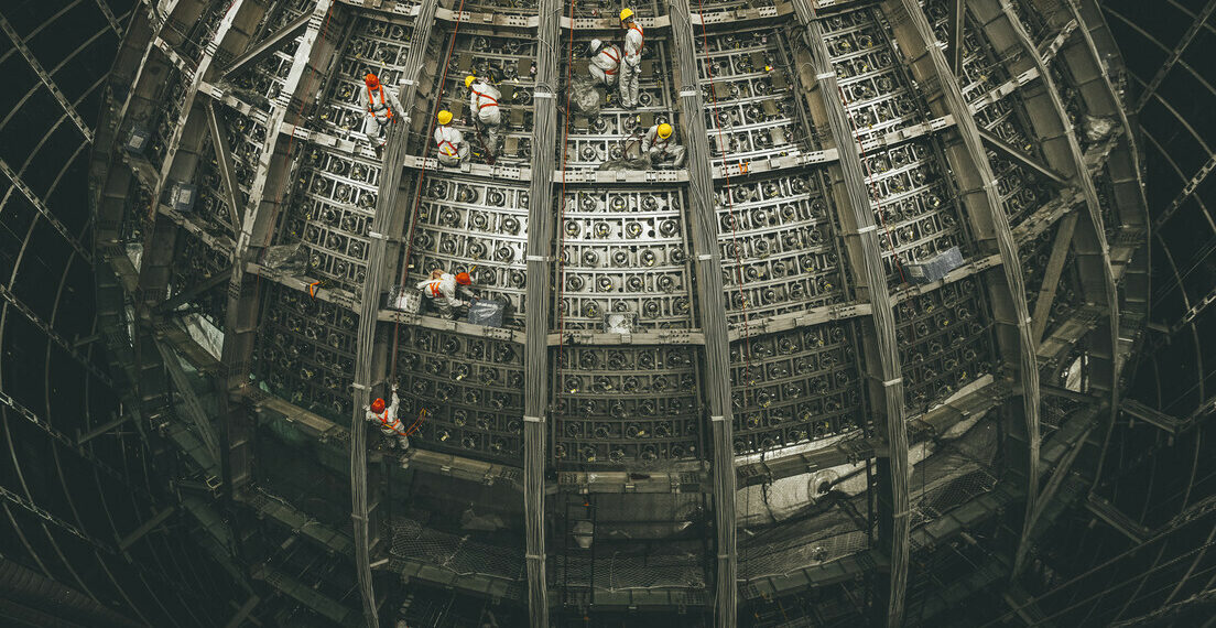O Observatório de Neutrinos de Jiangmen (JUNO), na China, entrou em operação com 700 pesquisadores de 17 países, incluindo Brasil. Localizado a 700 metros de profundidade, o projeto buscará estudar neutrinos e fenômenos inéditos da física de partículas.