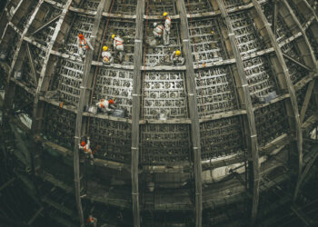 O Observatório de Neutrinos de Jiangmen (JUNO), na China, entrou em operação com 700 pesquisadores de 17 países, incluindo Brasil. Localizado a 700 metros de profundidade, o projeto buscará estudar neutrinos e fenômenos inéditos da física de partículas.