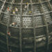 O Observatório de Neutrinos de Jiangmen (JUNO), na China, entrou em operação com 700 pesquisadores de 17 países, incluindo Brasil. Localizado a 700 metros de profundidade, o projeto buscará estudar neutrinos e fenômenos inéditos da física de partículas.