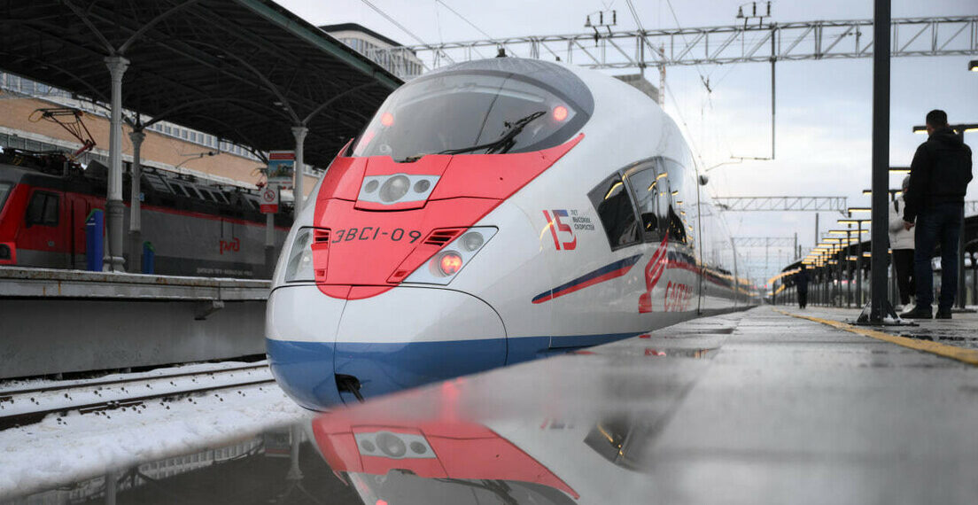 Nova ferrovia de alta velocidade na Rússia conectará Moscou a São Petersburgo em 2h15, com trens de até 400 km/h. Projeto inovador terá quatro classes de conforto e capacidade para 454 passageiros por trem.
