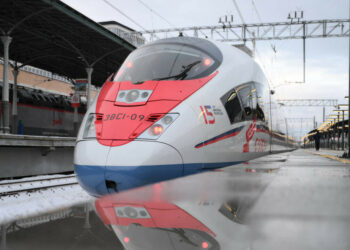 Nova ferrovia de alta velocidade na Rússia conectará Moscou a São Petersburgo em 2h15, com trens de até 400 km/h. Projeto inovador terá quatro classes de conforto e capacidade para 454 passageiros por trem.