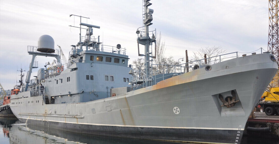 O navio de espionagem ucraniano Simferopol foi afundado por um barco robótico russo no Danúbio. Ataques russos também destruíram drones, HIMARS e um caça Su-27, aumentando a tensão na guerra naval.