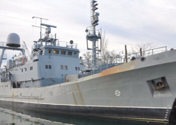 O navio de espionagem ucraniano Simferopol foi afundado por um barco robótico russo no Danúbio. Ataques russos também destruíram drones, HIMARS e um caça Su-27, aumentando a tensão na guerra naval.