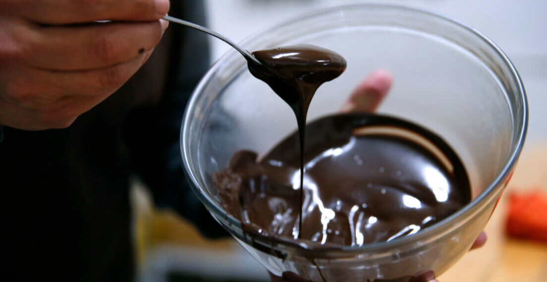 Pesquisa publicada na Nature Microbiology mostra que a combinação de bactérias e fungos na fermentação do cacau é determinante para o sabor do chocolate, permitindo desenvolvimento de notas frutadas e florais.
