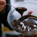 Pesquisa publicada na Nature Microbiology mostra que a combinação de bactérias e fungos na fermentação do cacau é determinante para o sabor do chocolate, permitindo desenvolvimento de notas frutadas e florais.