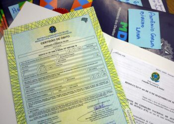 O governo federal entregou 21 certidões de óbito retificadas de mortos e desaparecidos políticos da ditadura militar. Até o fim de 2025, mais de 400 documentos devem ser entregues a familiares.
