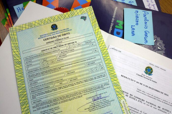 O governo federal entregou 21 certidões de óbito retificadas de mortos e desaparecidos políticos da ditadura militar. Até o fim de 2025, mais de 400 documentos devem ser entregues a familiares.