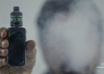 O CNCP e a Senacon notificaram plataformas digitais para remover, em 48 horas, ofertas de cigarros eletrônicos, pods e vapes, proibidos no Brasil, reforçando proteção à saúde e combate à pirataria online.