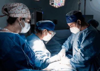 Juliana Soares passou por cirurgia de 9 horas após ser agredida pelo ex-namorado. Dentista compara danos no rosto aos de acidente grave. Caso será tratado como tentativa de feminicídio.