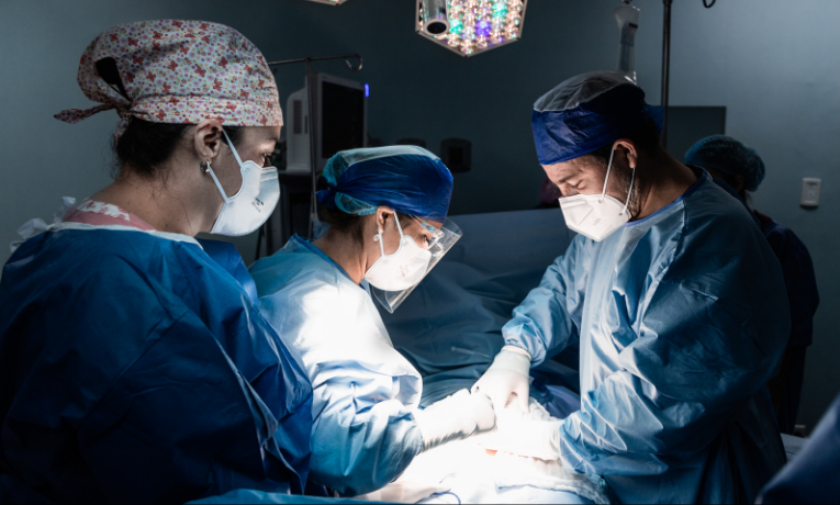 Juliana Soares passou por cirurgia de 9 horas após ser agredida pelo ex-namorado. Dentista compara danos no rosto aos de acidente grave. Caso será tratado como tentativa de feminicídio.