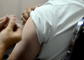 Vacinação contra HPV no SUS é ampliada para adolescentes de 15 a 19 anos. Iniciativa pretende proteger jovens e reduzir casos de câncer causado pelo vírus.