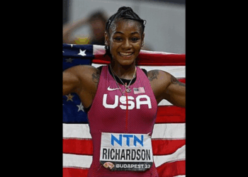Sha'Carri Richardson, campeã mundial e prata olímpica nos 100m rasos, é detida por suposta agressão ao namorado em aeroporto nos EUA. Caso ocorreu em Seattle.