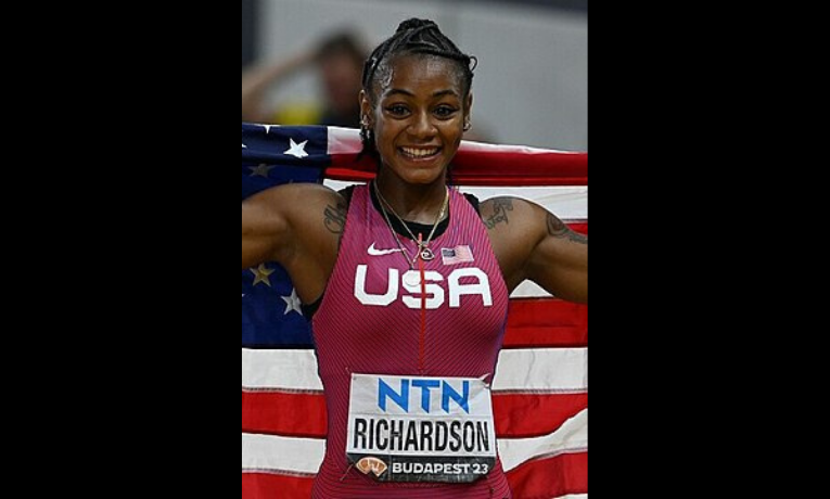 Sha'Carri Richardson, campeã mundial e prata olímpica nos 100m rasos, é detida por suposta agressão ao namorado em aeroporto nos EUA. Caso ocorreu em Seattle.