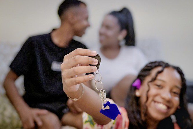Compra Assistida do Minha Casa, Minha Vida Reconstrução beneficia mais de 5 mil famílias no RS após enchentes de 2024. Até o momento, 10,9 mil moradias foram autorizadas e 4,2 mil estão em construção.