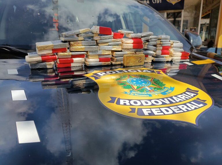 Em apenas 48 horas, a PRF apreendeu 143 kg de ouro em Roraima e no Pará, causando prejuízo de R$ 80 milhões ao garimpo ilegal. Ações fazem parte do Plano Amazônia, que combate crimes ambientais e organizações criminosas.