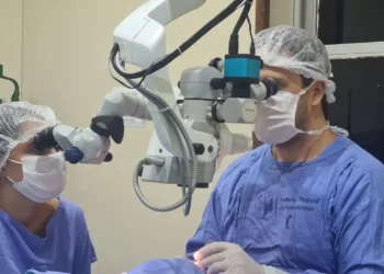 Tempo médio de espera por transplante de córnea no Brasil chegou a 374 dias em 2024, o dobro de dez anos atrás. Mais de 31 mil pessoas aguardam cirurgia.