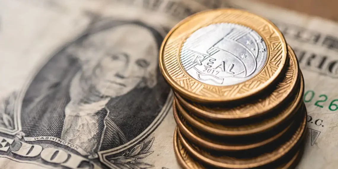Dólar cai 0,35% e fecha a R$ 5,398, enquanto Ibovespa termina praticamente estável em 136.840 pontos. Expectativa de corte de juros nos EUA e reunião entre Trump e Putin influenciaram o mercado.