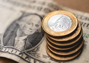 Dólar cai 0,35% e fecha a R$ 5,398, enquanto Ibovespa termina praticamente estável em 136.840 pontos. Expectativa de corte de juros nos EUA e reunião entre Trump e Putin influenciaram o mercado.