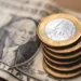 Dólar cai 0,35% e fecha a R$ 5,398, enquanto Ibovespa termina praticamente estável em 136.840 pontos. Expectativa de corte de juros nos EUA e reunião entre Trump e Putin influenciaram o mercado.