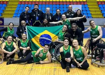 Seleção feminina de basquete em cadeira de rodas conquista prata inédita na Copa América, perde para os EUA na final e garante vaga direta no Mundial de 2026, em Ottawa.
