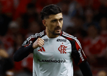 Flamengo garante classificação às quartas de final da Libertadores após vitória de 2 a 0 sobre o Internacional no Beira-Rio. Próximo confronto será contra o Estudiantes.