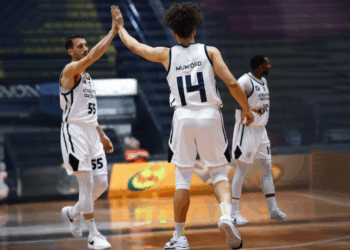 Corinthians Basquete atropela o Rio Claro por 103 a 83, mantém 100% de aproveitamento no Campeonato Paulista 2025 e homenageia Elinho Corazza pelas 1.000 assistências com a camisa alvinegra.