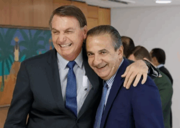 A Polícia Federal indiciou Jair Bolsonaro, Eduardo Bolsonaro e Silas Malafaia por coação a autoridades no inquérito sobre a tentativa de golpe. Relatório cita descumprimento de medidas, mensagens em redes sociais e plano de asilo na Argentina.