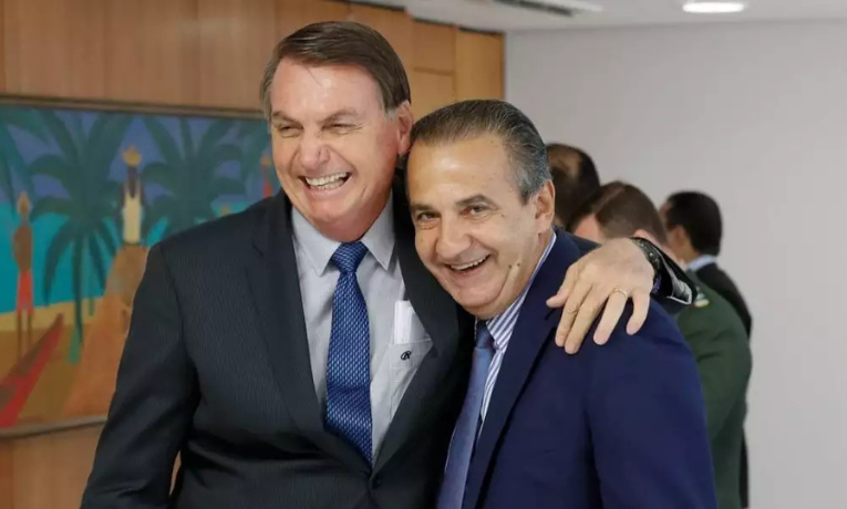 A Polícia Federal indiciou Jair Bolsonaro, Eduardo Bolsonaro e Silas Malafaia por coação a autoridades no inquérito sobre a tentativa de golpe. Relatório cita descumprimento de medidas, mensagens em redes sociais e plano de asilo na Argentina.
