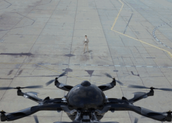 Testes da Marinha dos EUA com drones navais autônomos registram falhas graves, incluindo colisões e acidentes, enquanto o Pentágono busca conter o avanço militar da China.