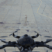 Testes da Marinha dos EUA com drones navais autônomos registram falhas graves, incluindo colisões e acidentes, enquanto o Pentágono busca conter o avanço militar da China.