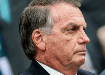 Defesa de Jair Bolsonaro confirma que pedido de asilo na Argentina chegou ao ex-presidente em 2024, mas foi recusado. PF vê indício de tentativa de fuga.